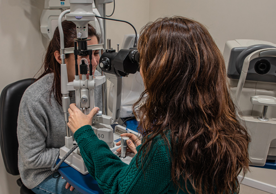 Le choix d'une lentille de contact se fera de manière personnalisée, selon, votre activité professionnelle, vos besoins, vos loisirs, votre mode d'utlisation et bien sur votre défaut visuel. A l'issue de cette analyse et après un entretien et quelques tests, nous conviendrons du type de lentilles le mieux adapté.