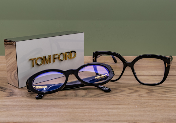 Du milieu de gamme aux montures de cr&eacute;ateurs en passant par les marques de grands couturiers, nous nous effor&ccedil;ons de vous pr&eacute;senter une gamme large et vari&eacute;e de montures.