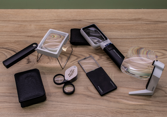 Toute une gamme de loupes et de jumelles.