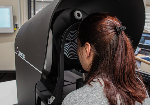 Pour être à la pointe de la technique, dans tous les domaines de mesure des défauts visuels, Optique Garnier dispose des derniers appareils de mesure optométrique. Examen de la vue, détermination et vérification de la correction visuelle.